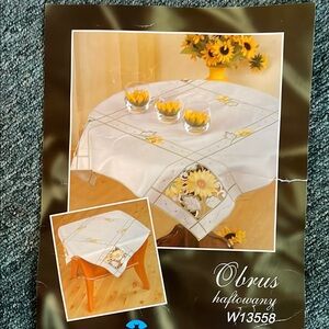 Obrus  Floral Tablecloth Set with Sunflower Design 2 Pieces Bundle  NWT